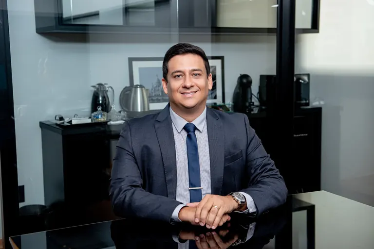 Dr. Diogo Cunha Lima Marinho Fernandes à mesa do escritório, em Natal/RN